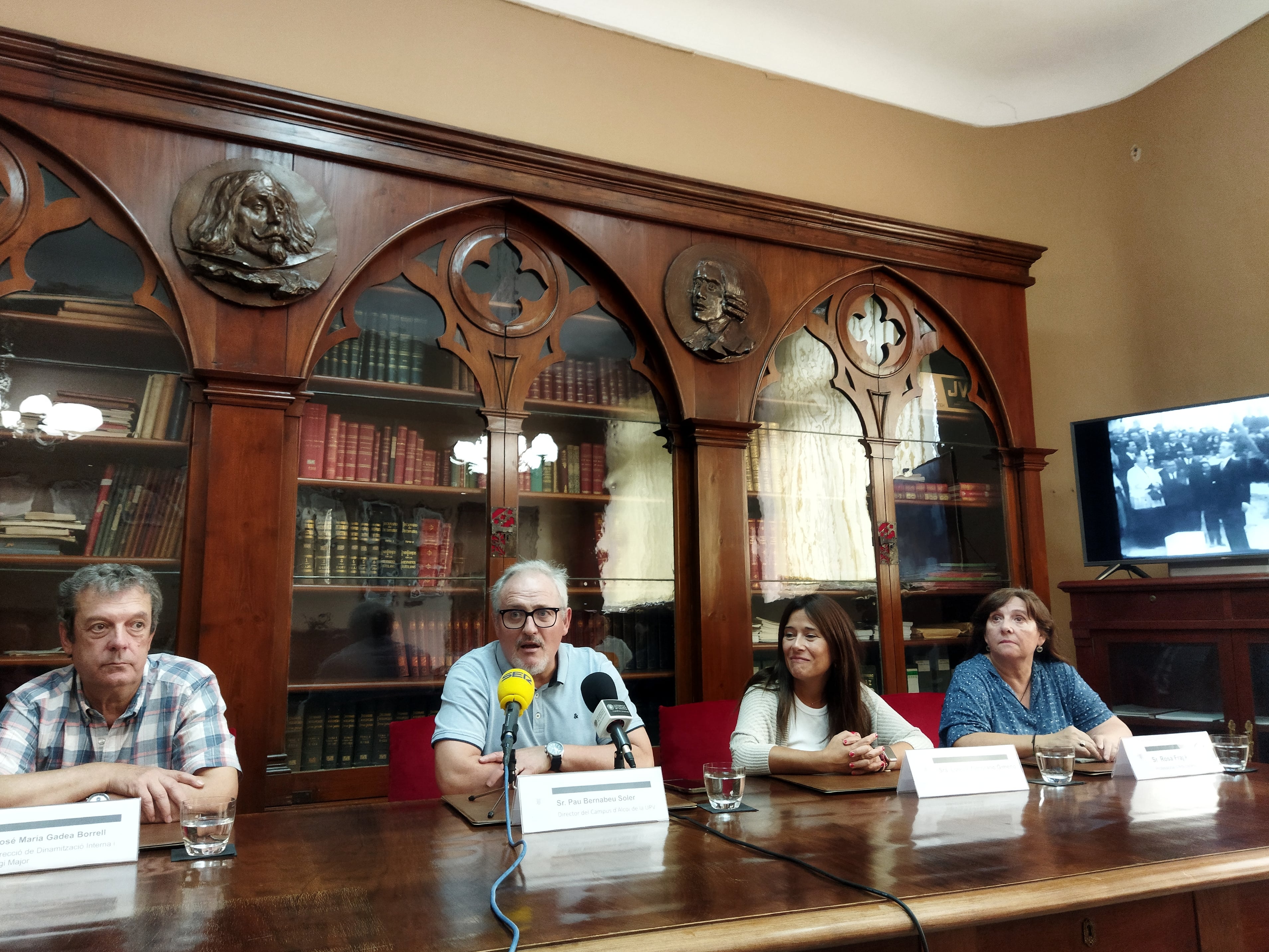 José María Gadea, subdirector de Dinamización Interna; Pau Bernabeu, director del Campus d'Alcoi de la UPV; Lorena Zamorano, edil de Turismo y Rosa Fraj, actriz, en la presentación de la recreación de la colocación de la primera piedra del edificio industrial del Viaducto.