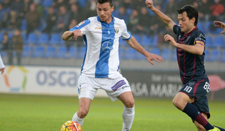 Un balón disputado en medio campo durante el partido en El Alcoraz