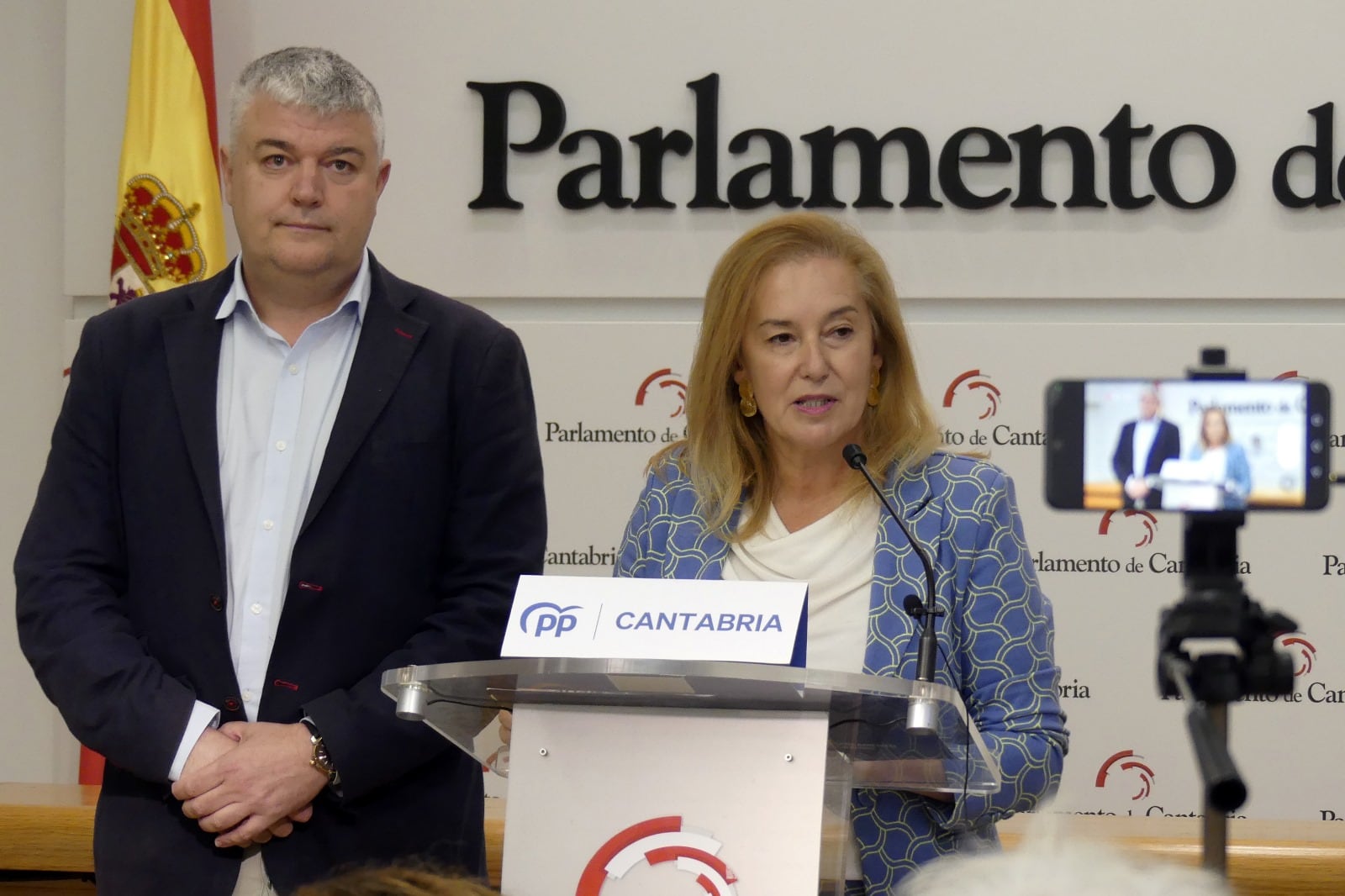 La secretaria autonómica del PP, María José González Revuelta, en una rueda de prensa junto al consejero de Economía y Hacienda, Luis Ángel Agüeros.