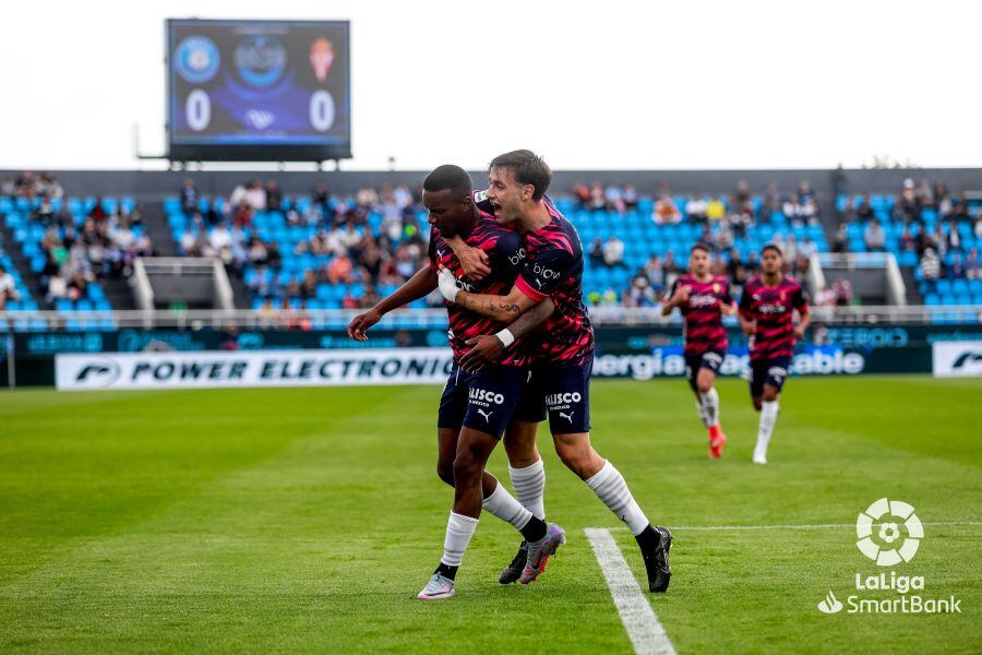 Juan Otero y Pedro Díaz celebran el primer gol del Sporting en Ibiza.