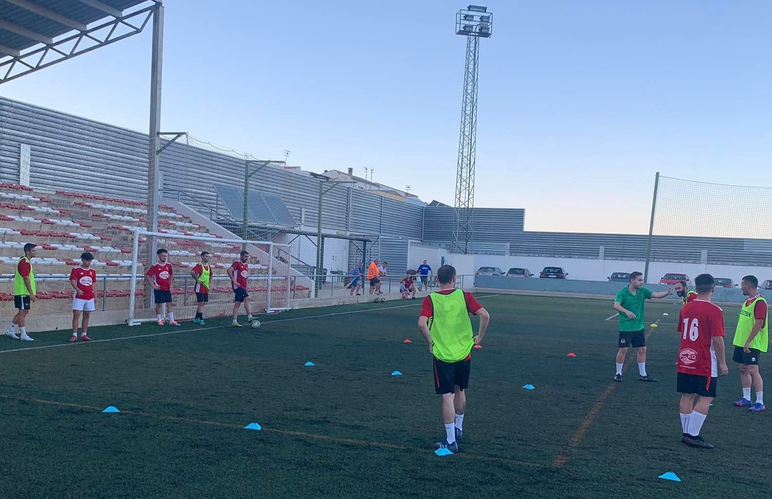 Momento de unos de los ejercicios de la primera sesión de entrenamiento, a las ordenes del preparador físico, Aarón Sánchez