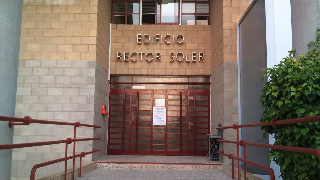 La UMU cierra el edificio administrativo Rector Soler por el positivo en coronavirus de un trabajador