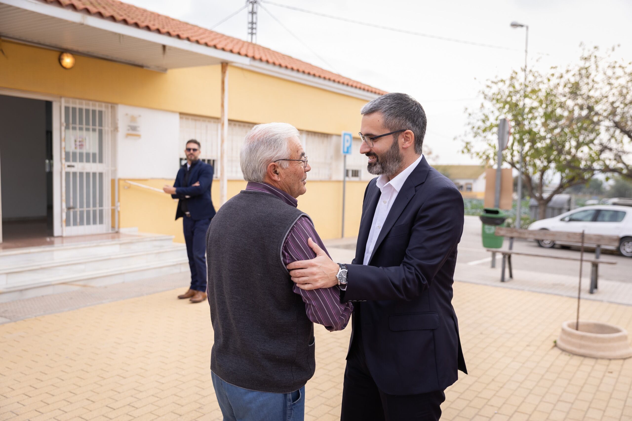 Cayetano Padilla  presidente de la Asociación de Vecinos de Torrecilla y el Delegado del Gobierno, Francisco Lucas
