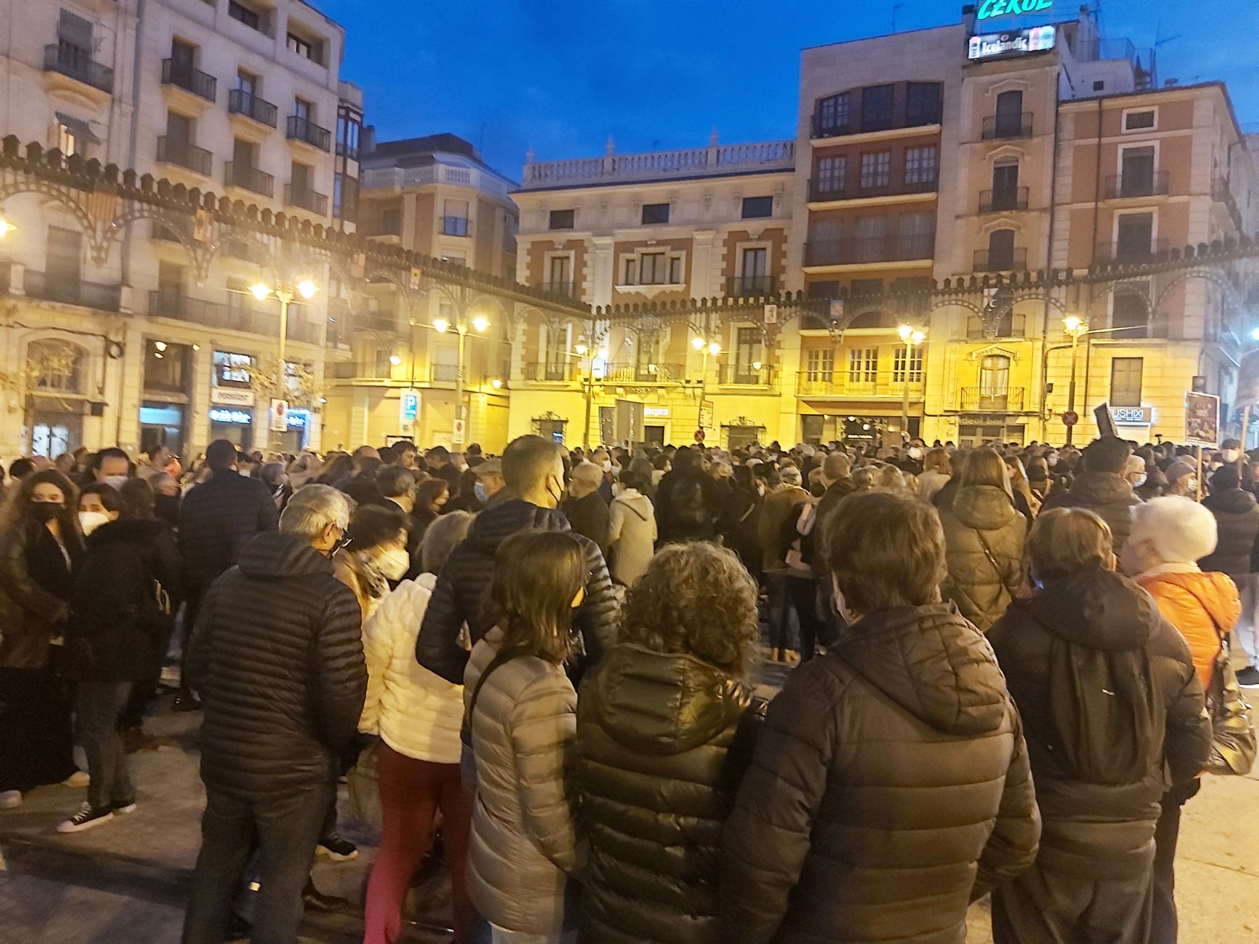 Imagen general de la plaza de España durante la concentración