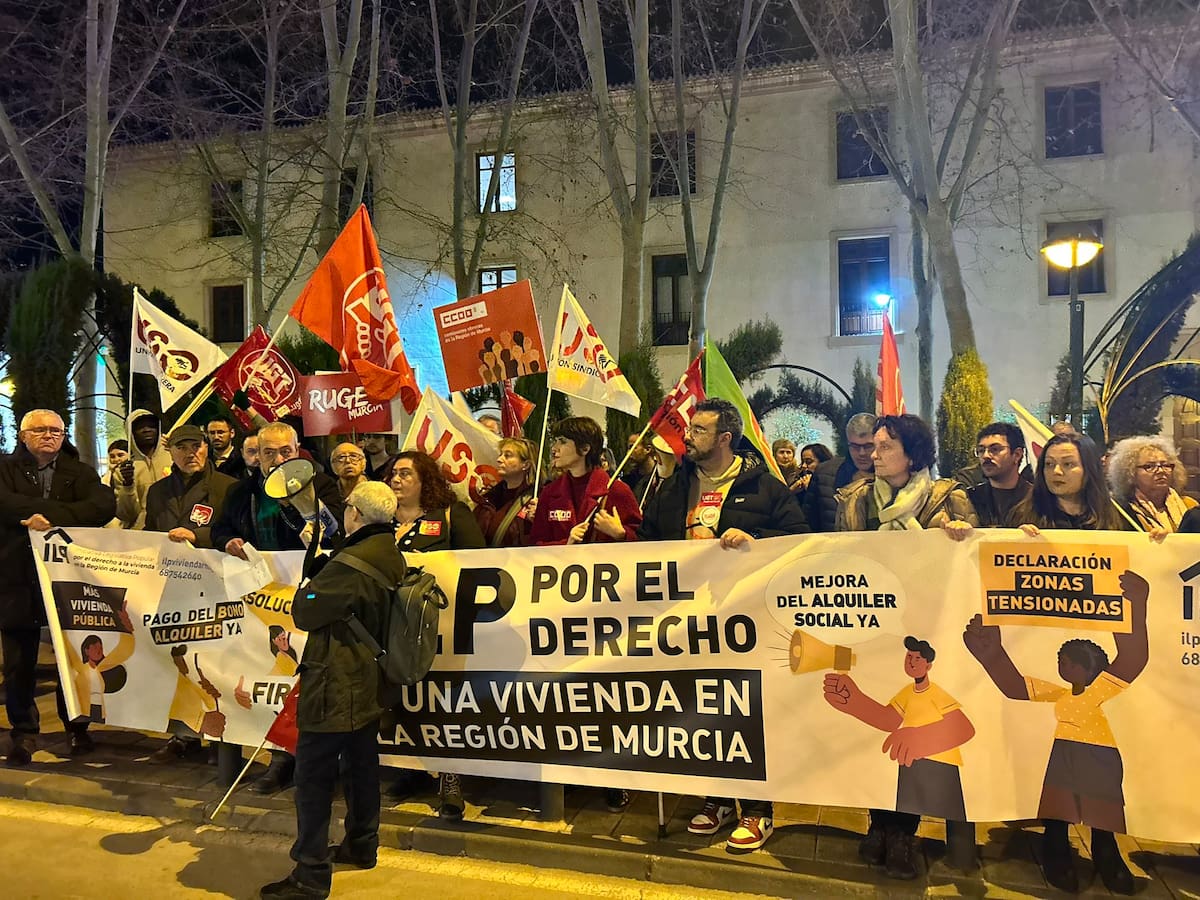Un centenar de personas pide en Murcia prorrogar el escudo social para los más vulnerables