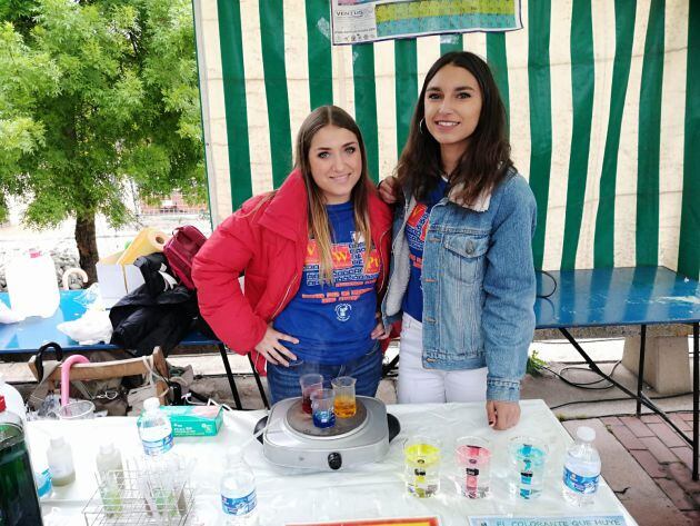 Crisitina y María, con su experimento.