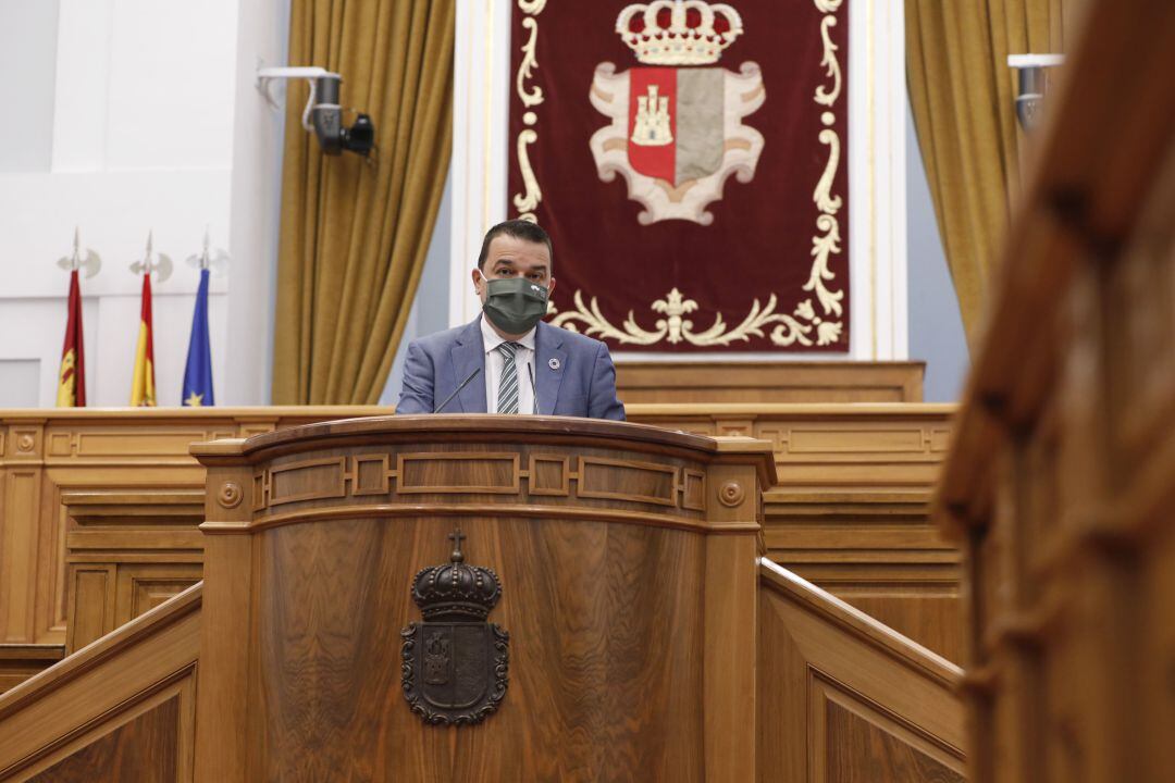 El Consejero de Agricultura Francisco Martínez Arroyo en el pleno de las Cortes