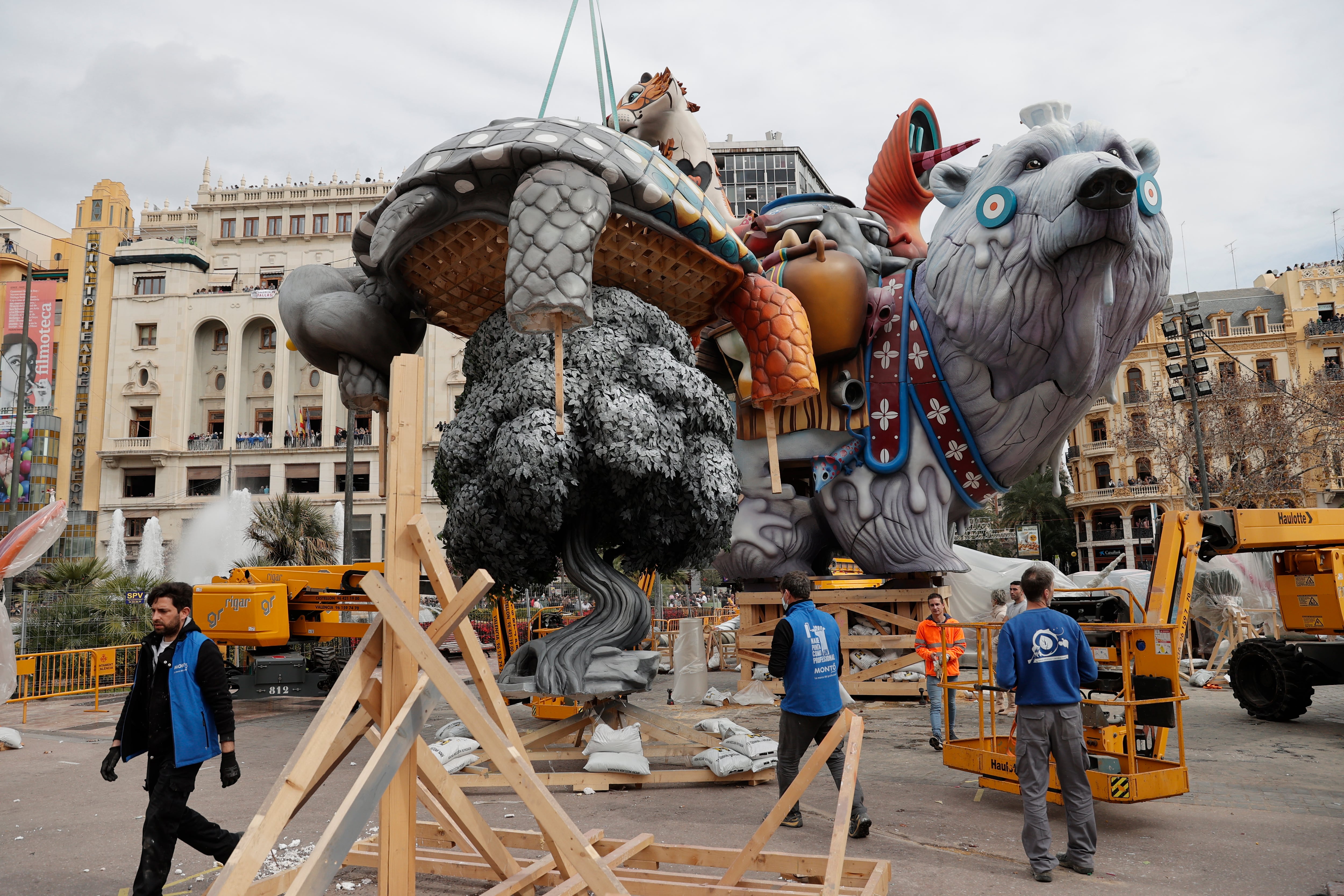 Operarios de la falla municipal prosiguen con el montaje de la falla del Ayuntamientode València. 