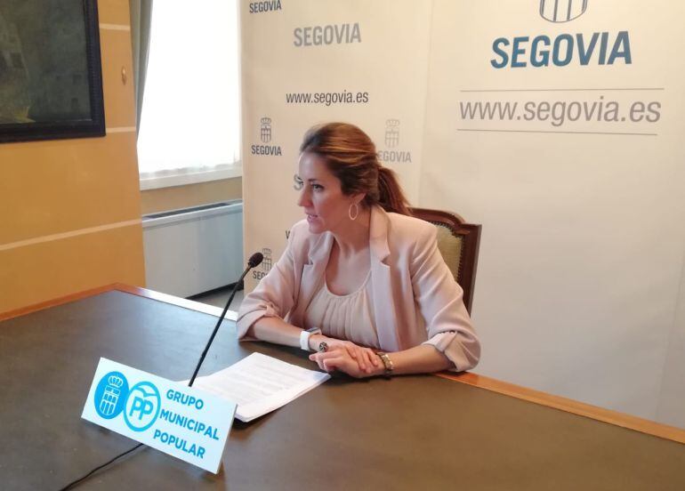 La portavoz popular en el Ayuntamiento de la capital Raquel Fernández durante una comparecencia ante los medios