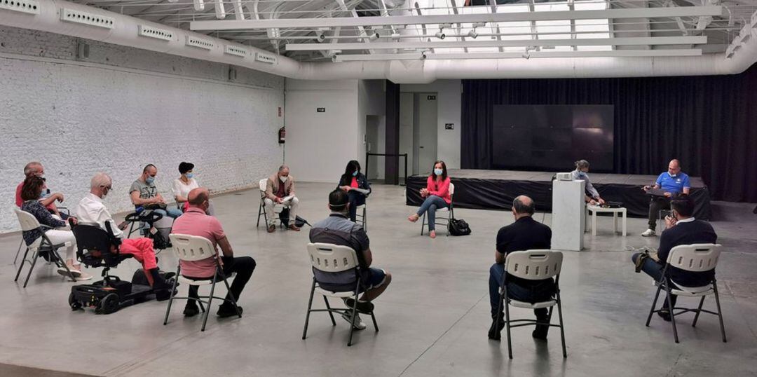 La alcaldesa, Sara Hernández, (en el centro) en un encuentro este miércoles con representantes de las galerías comerciales de Getafe para presentarles nuevas propuestas de apoyo a sus negocios.