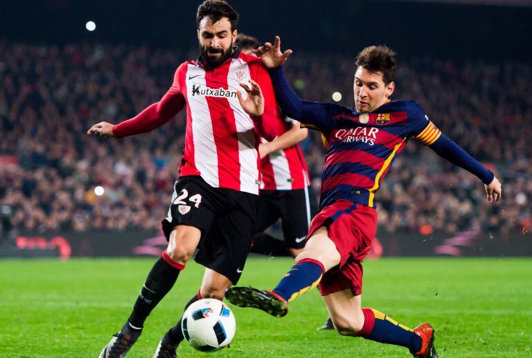 Messi pelea un balón con Balenziaga en la pasada temporada