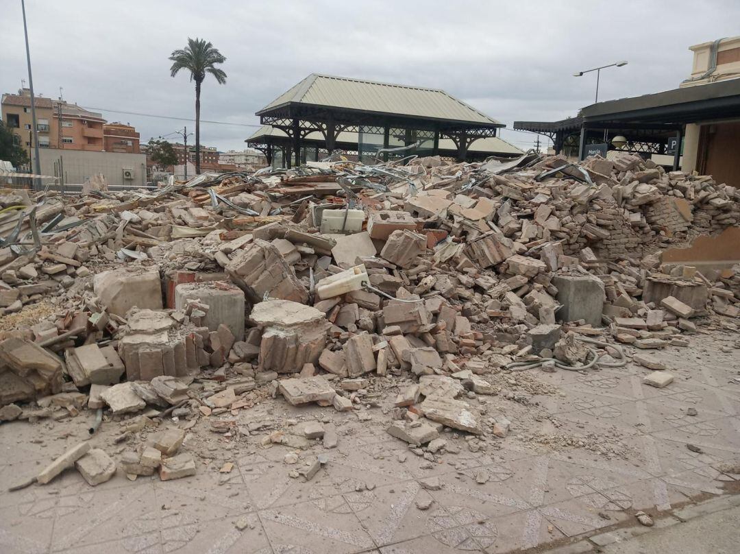 Derriban los antiguos aseos de la estación del Carmen