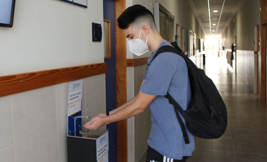 Un alumno se lava las manos en las instalaciones de la UCAM en Cartagena