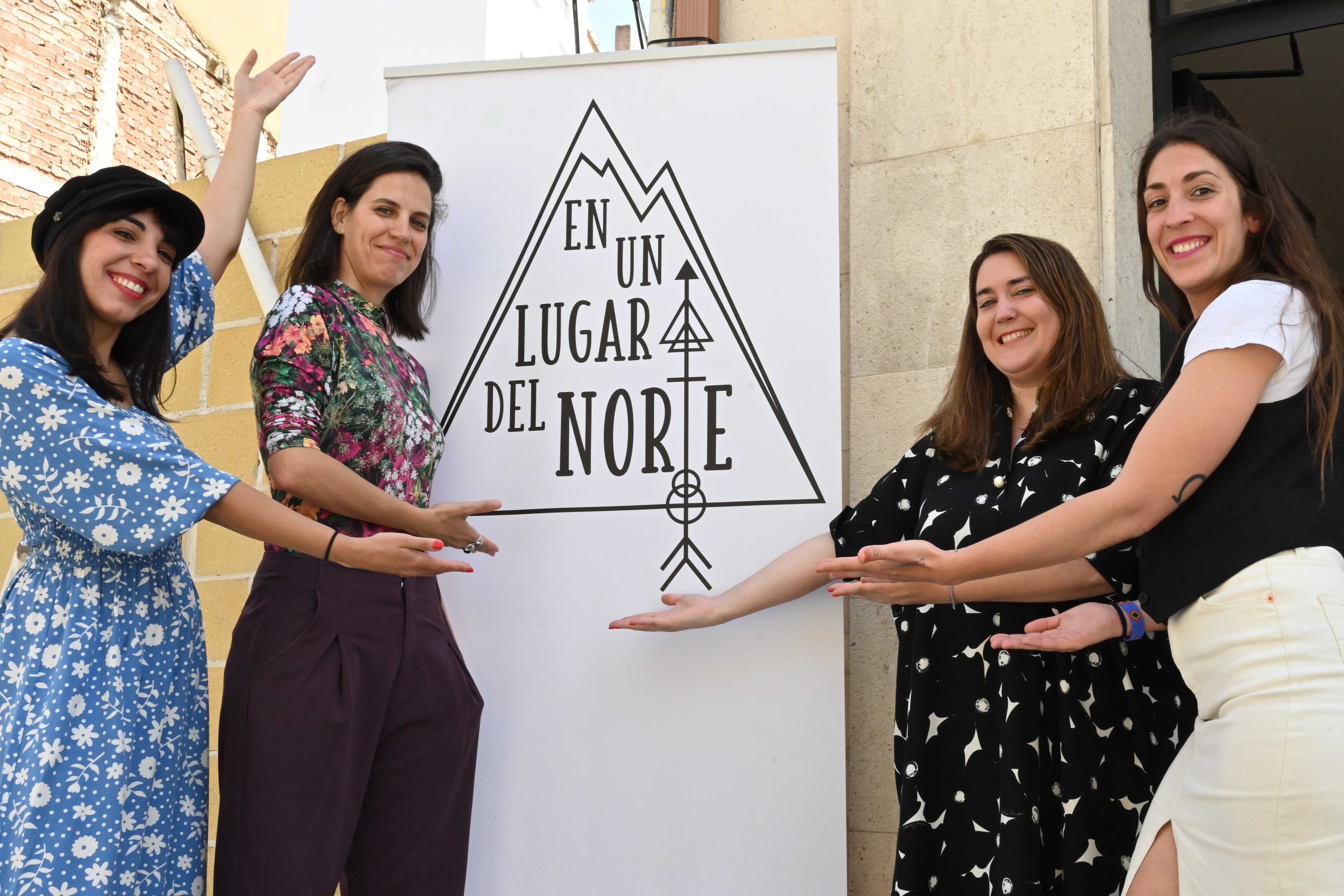 PALENCIA, 19/07/2024.- Un grupo de mujeres de la denominada España vacía quiere poner el foco en el talento femenino, delante y detrás del escenario, llevando música de calidad a un rincón de la Montaña Palentina con la organización del festival &#039;En un lugar del Norte&#039;. En la imagen, Alba Castrillo (2i), promotora y organizadora del festival posa junto al resto del equipo de mujeres: Andrea Benito (d), en la comunicación; Marta Martín (2d), en patrocinios y producción y Natalia Rodriguez (i), en redes y fotografía. EFE/ Almudena Álvarez
