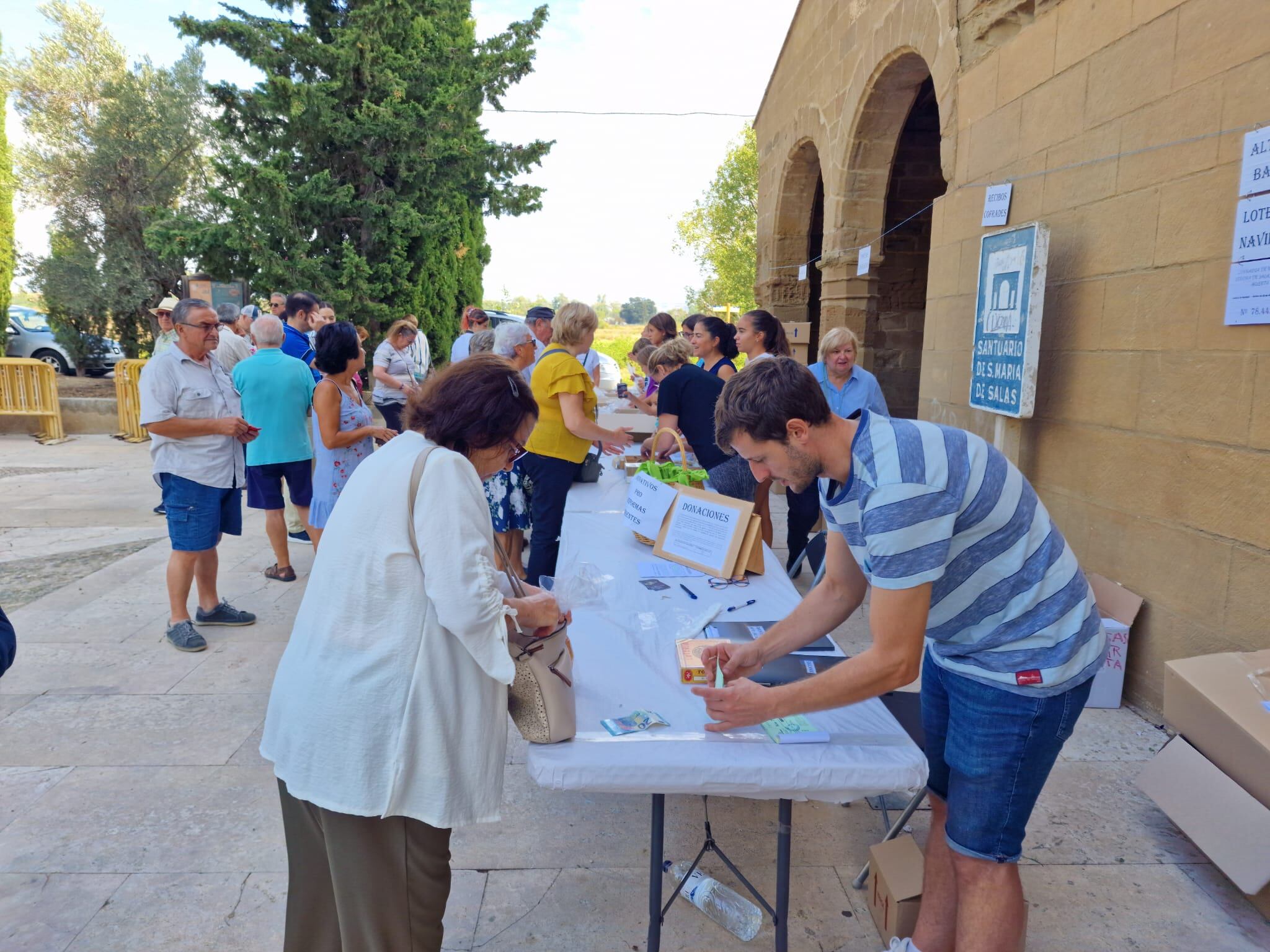 Cobro de las cuotas de los cofrades en la Romería de Salas