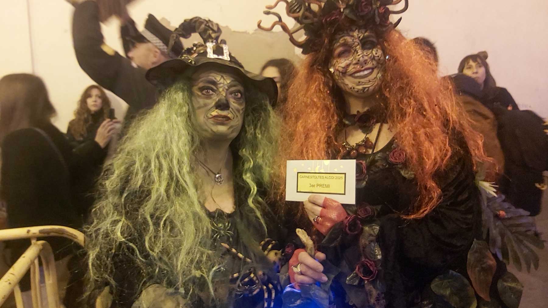 Dos brujas recibieron el tercer premio en el concurso de disfraces