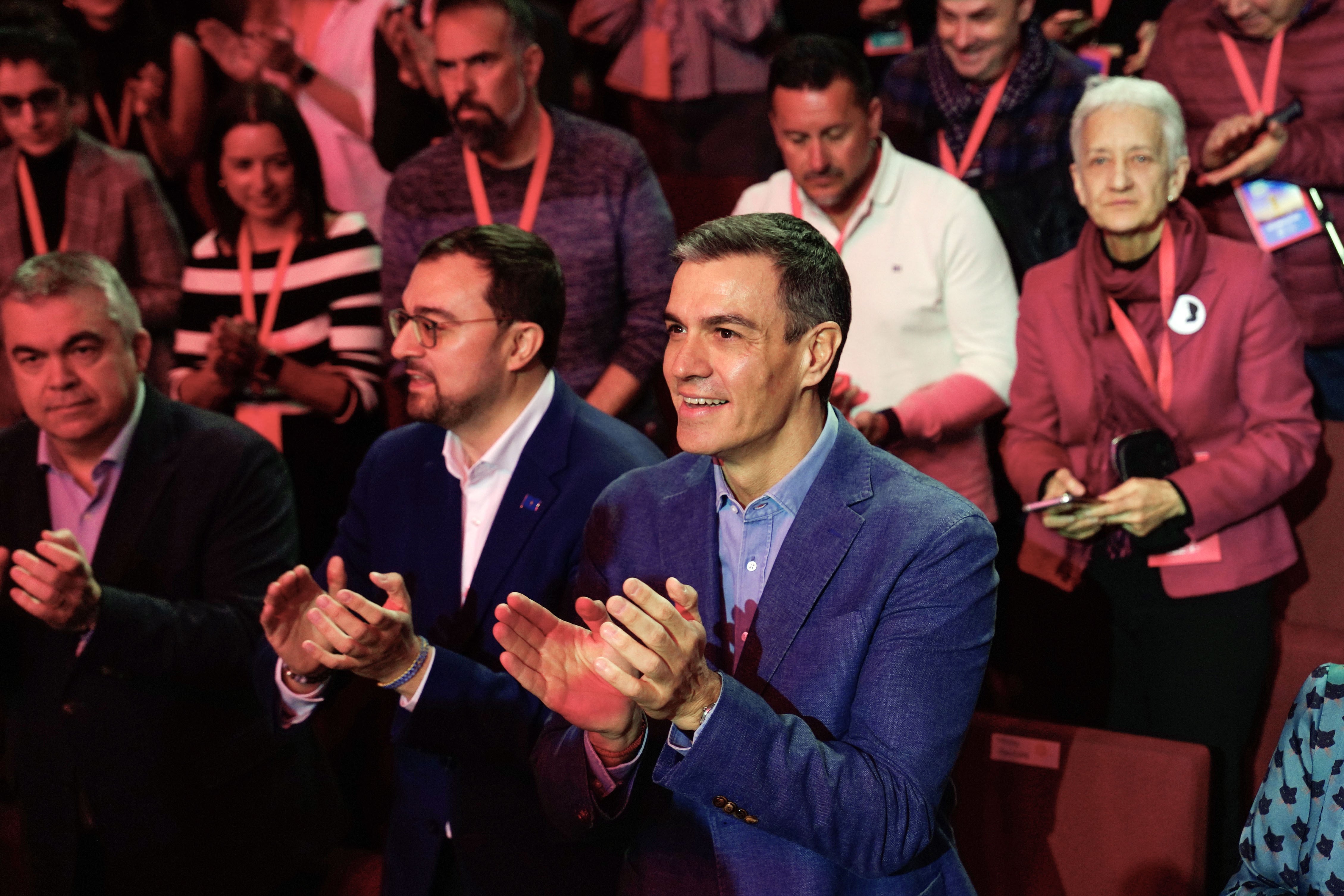 El secretario general del PSOE y presidente del Gobierno, Pedro Sánchez (c), inaugura el 34 congreso de la Federación Socialista Asturiana (FSA-PSOE), en el que Adrián Barbón (2i) será proclamado por tercera vez consecutiva secretario general