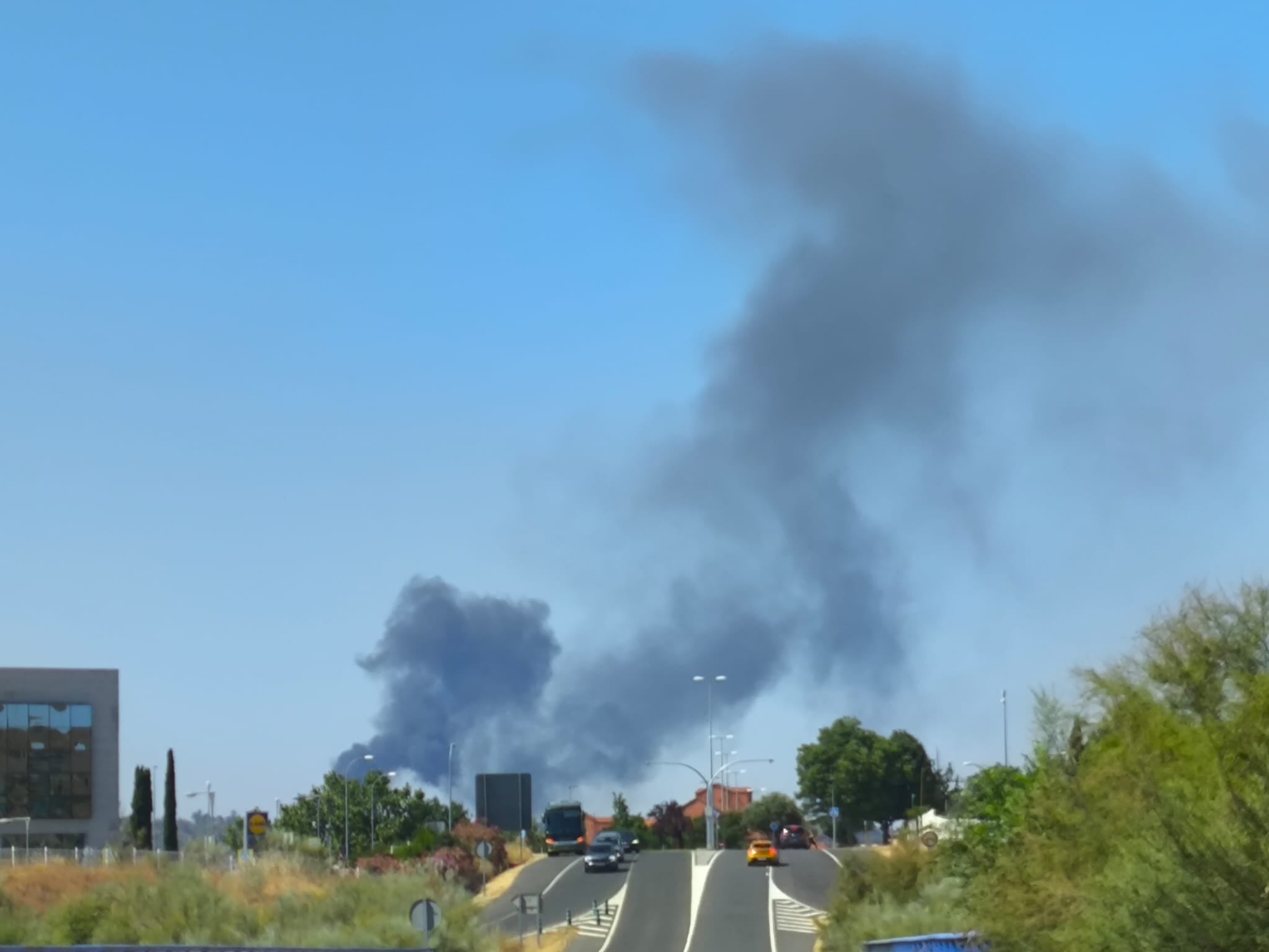 El humo negro era visible desde diferentes puntos de la ciudad e, incluso, desde municipios cercanos como Olías del Rey
