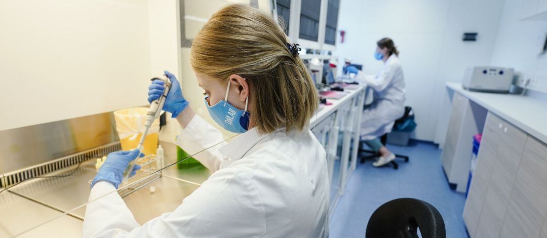 Una empleada trabaja en un laboratorio investigando sobre el coronavirus.