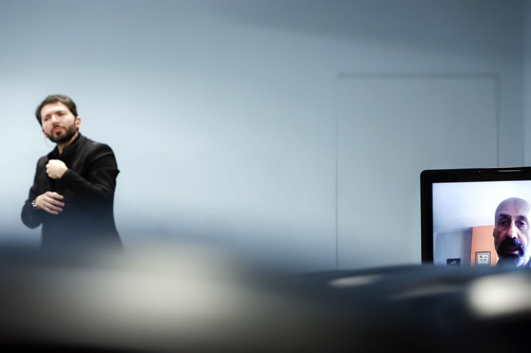 El titular de salut mantenint la roda de premsa sobre el coronavirus confinat a casa complint quarantena.