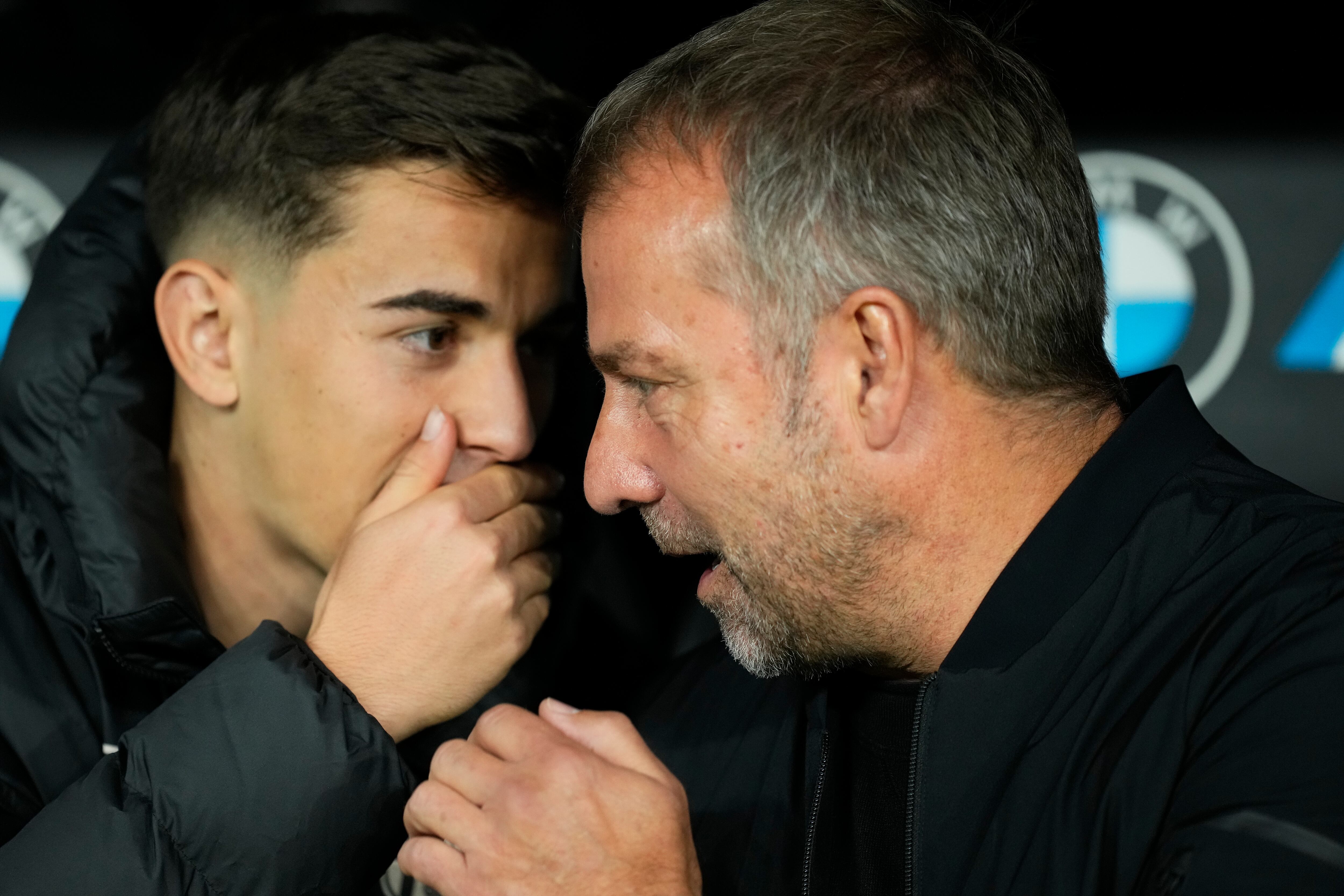 Hansi Flick y Gavi charlan en el banquillo del Santiago Bernabéu antes del Real Madrid-Barça de LaLiga