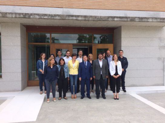 Foto de familia de los 15 diputados del PSOE en las Cortes