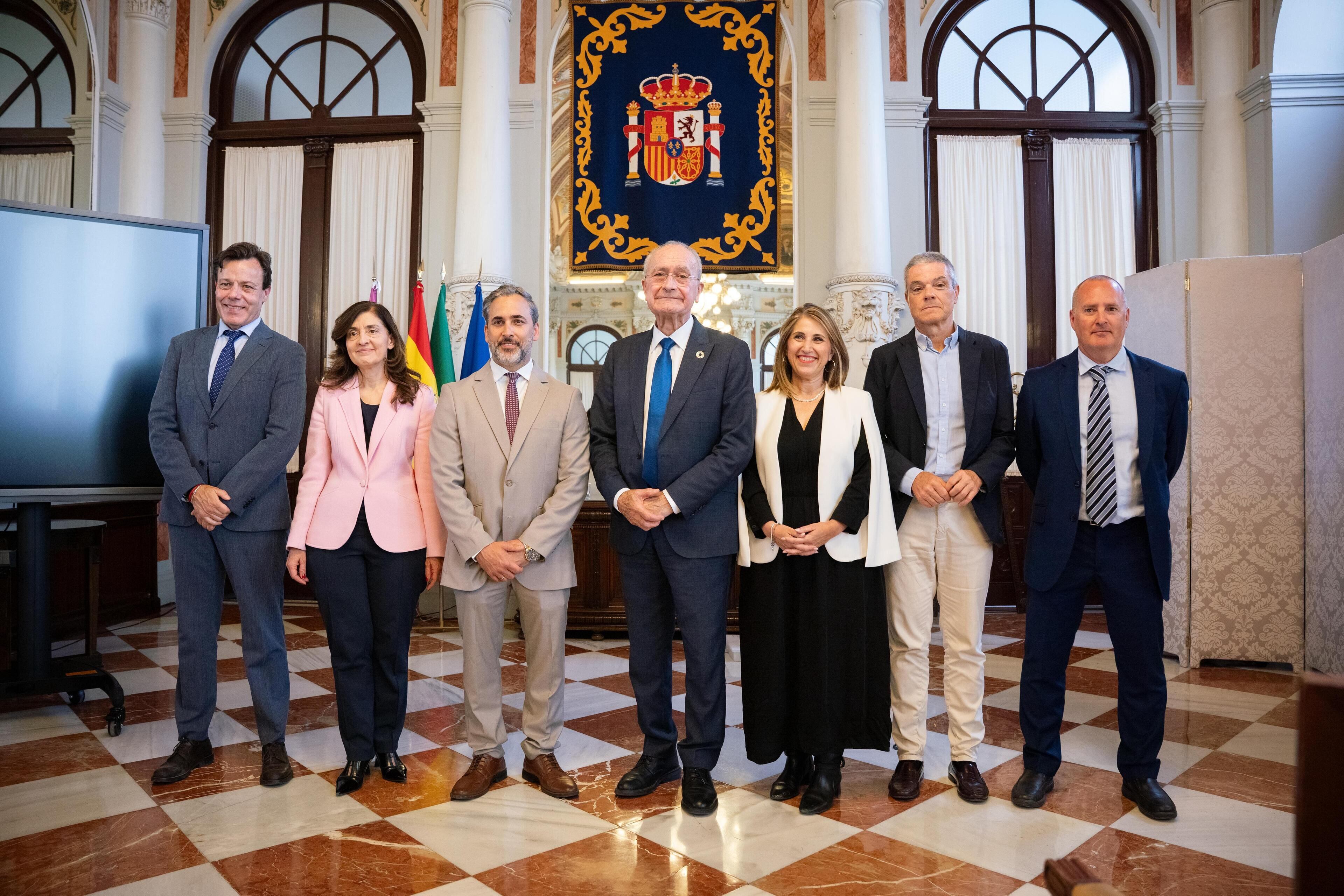 El alcalde de Málaga, Francisco de la Torre, junto a la concejala delegada de Educación, María Paz Flores, la presidenta y CEO de la Universidad Europea, Otilia de la Fuente, y el rector de la Universidad Europea de Andalucía, Daniel Hormigo, han informado hoy acerca de las becas que pueden solicitar los estudiantes, a tenor de los criterios establecidos por la comisión de seguimiento para la concesión de estas ayudas que ya se ha constituido.