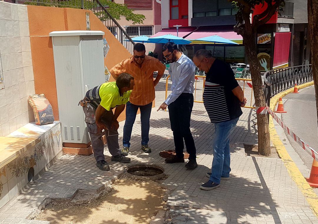 El alcalde de L&#039;Alcora, Samuel Falomir, en su visita a las obras acompañado por los concejales Julián Tena y Ricardo Porcar.