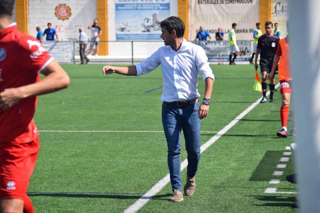 Pepe Masegosa durante el partido en el municipal de Lebrija 
