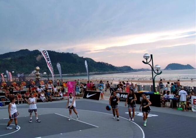 Varias chicas se preparan para disputar un partido en la edición del año pasado con la playa de Zarautz al fondo.