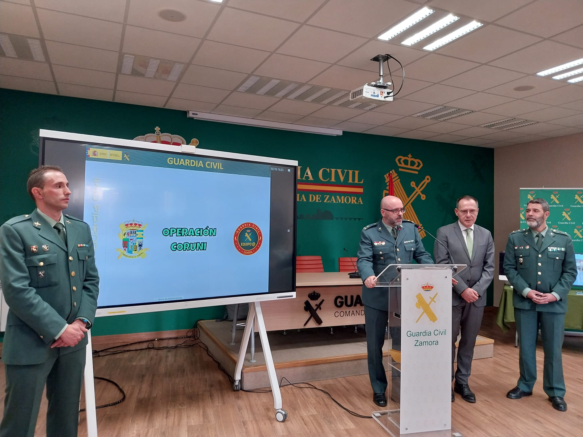 La Guardia Civil informando de la Operación Coruni