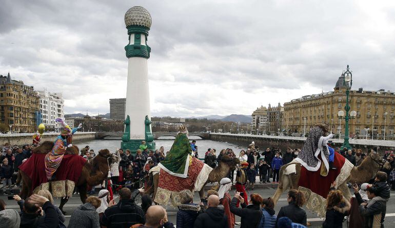 Los Reyes Magos desfilan en camello por San Sebastián.