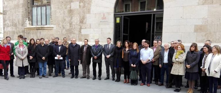 El presidente Puig acompañado del alcalde de Valencia ha presidido la concentración silencioso que se ha celebrado ante el Palau de la Generalitat