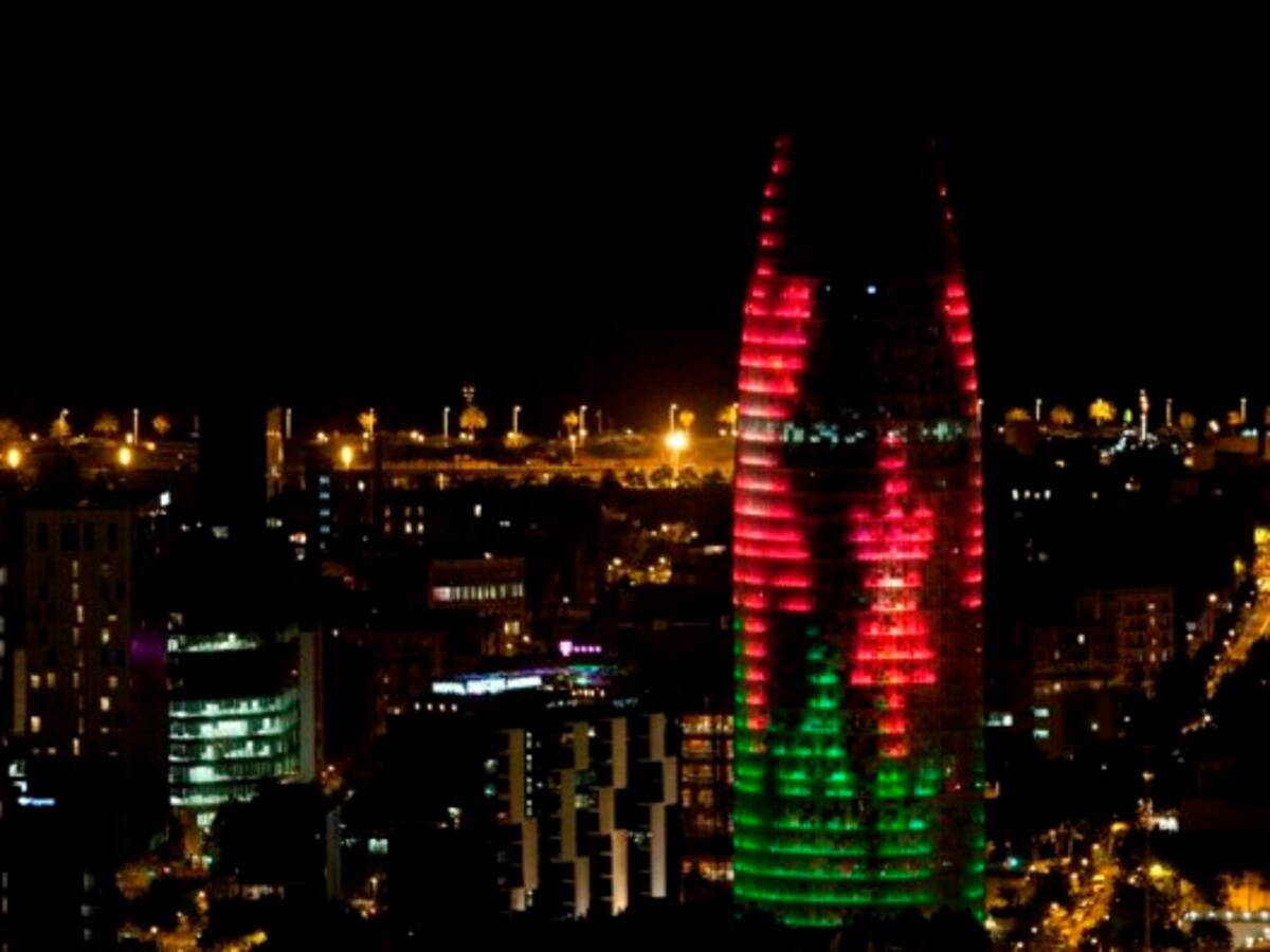 La Torre Agbar s'il.lumina pel medi ambient