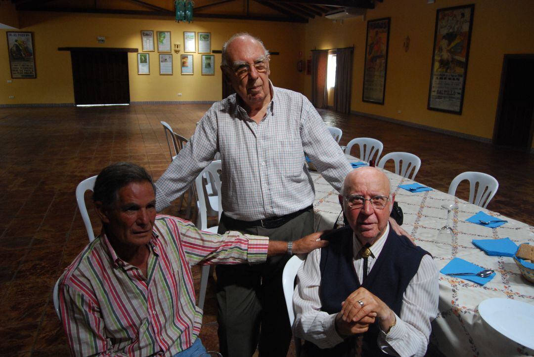 Salvador Romero, de pie, durante la comida homenaje de Los Amigos del Chic, a Florencio Ruiz Lara en la Finca El Algarrobo, propiedad del maestro Ruiz Miguel, sentado a la izquierda.