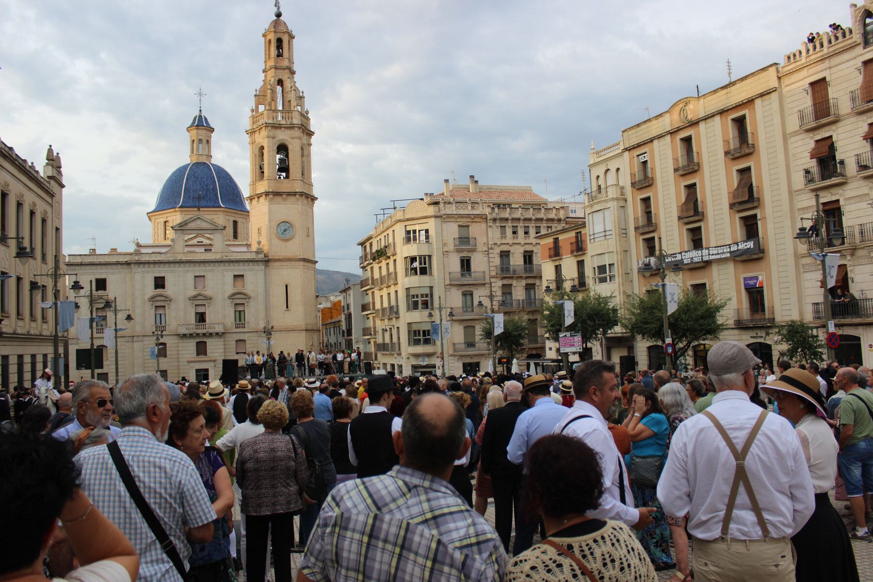 La Bandeja se llenó de público para asistir a la lectura del pregón