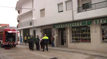 Los bomberos han refrescado y ventilado la zona origen del incendio en la vivienda