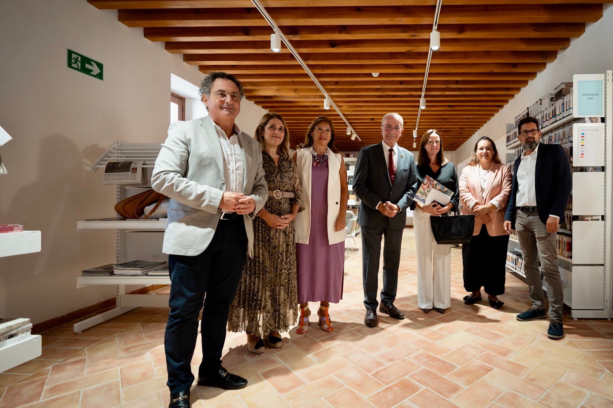 El alcalde de Málaga, Francisco de la Torre, junto a la concejal delegada de Cultura y Patrimonio Histórico, Mariana Pineda; la delegada de Cultura de la Junta, Gemma del Corral Parra; y miembros del equipo de gobierno, ha inaugurado esta mañana las instalaciones de la nueva biblioteca