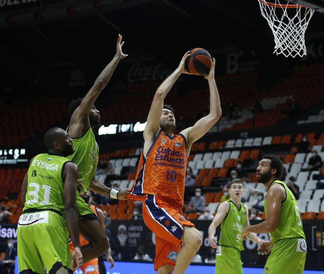 Tobey entra a canasta frente al Fuenlabrada.