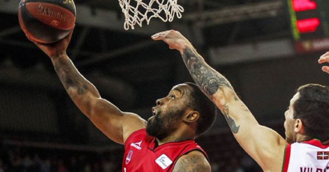 Vildoza intenta evitar una canasta de McCalebb