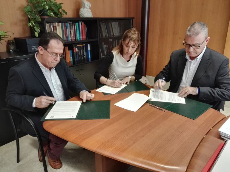 Firma del convenio entre Ayuntamiento y APAEX