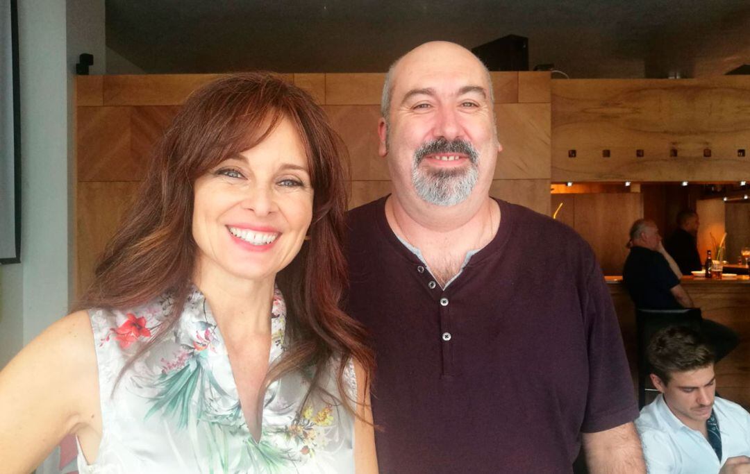 El guionista alcoyano junto a la actriz Silvia Marsó