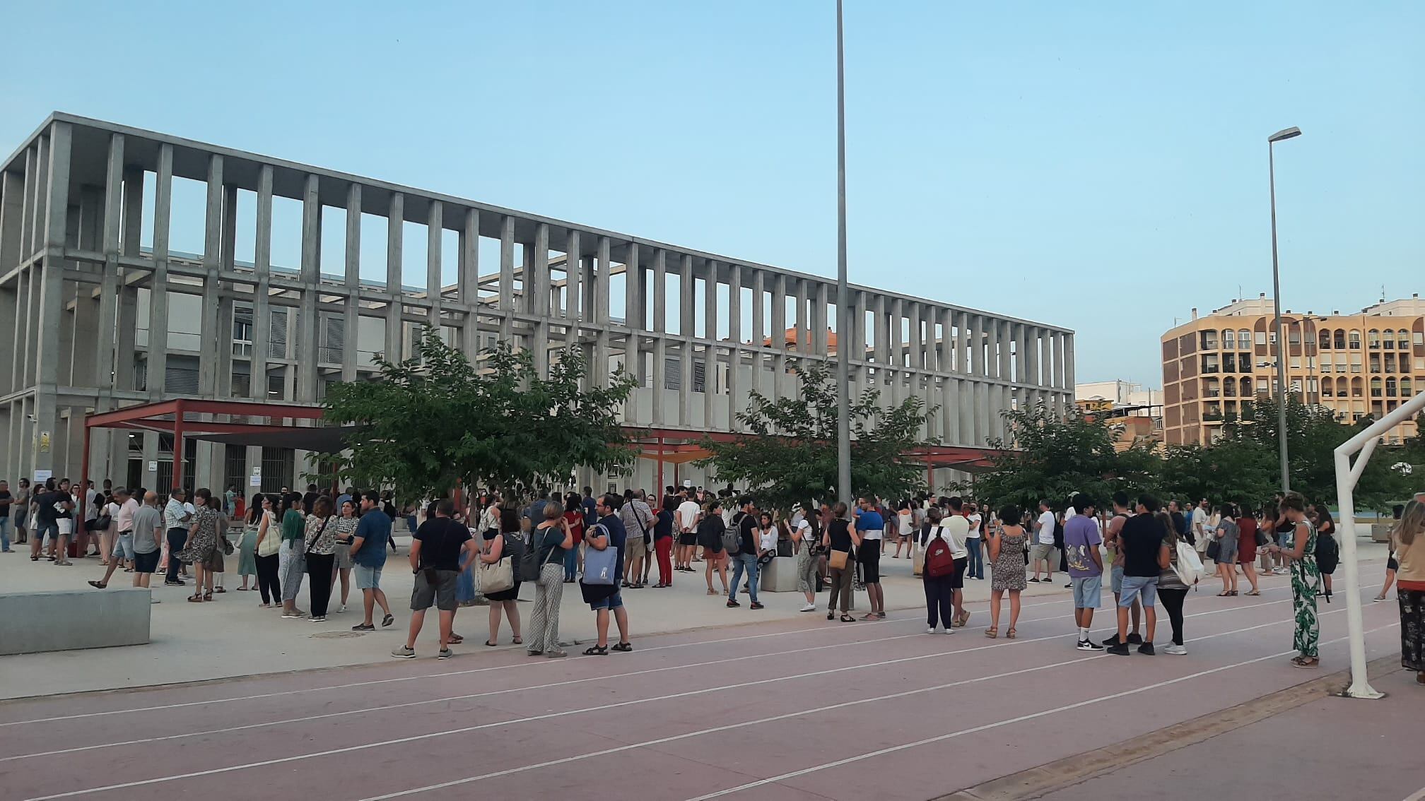 Aspirantes en Lorca minutos antes de examinarse