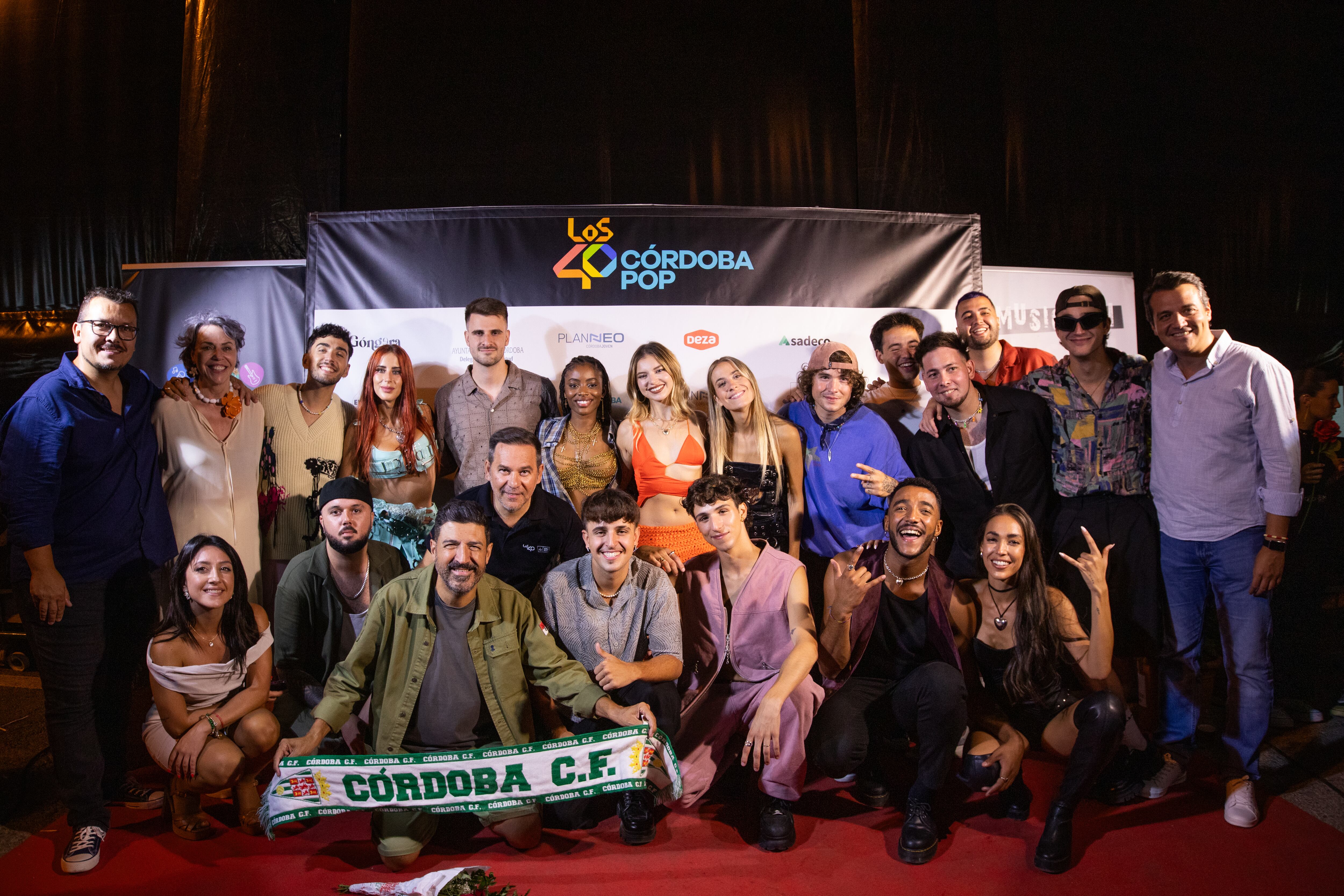 Artistas y autoridades, al final del concierto.