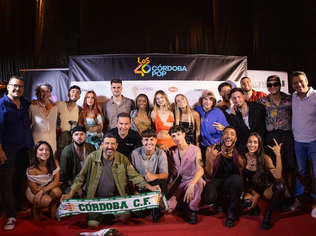 Artistas y autoridades, al final del concierto.