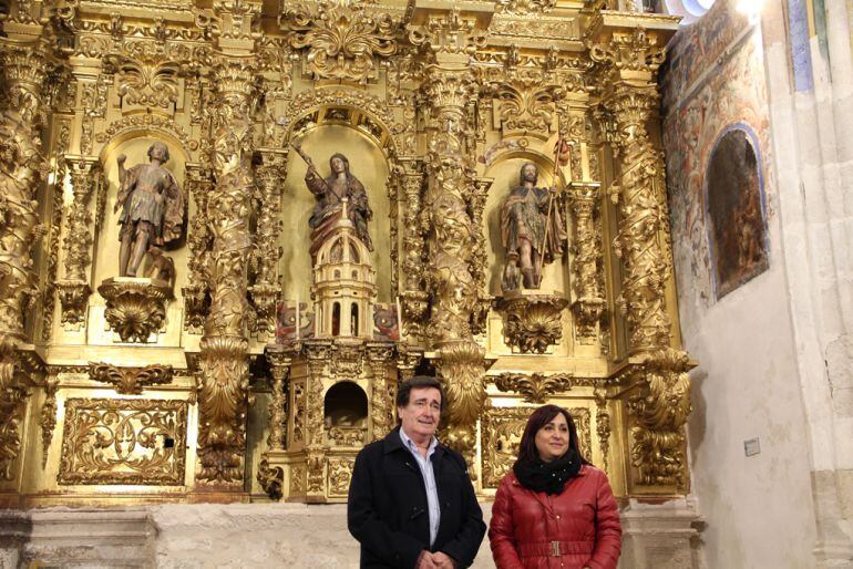 El alcalde de Cuéllar y la concejal de Turismo observan los trabajos de limpieza realizados en la capilla de la Magdalena.