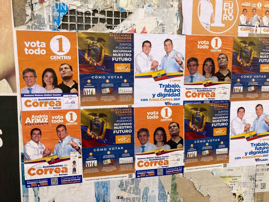 Carteles de partidos ecuatorianos en València días antes de las elecciones presidenciales en ese país. 