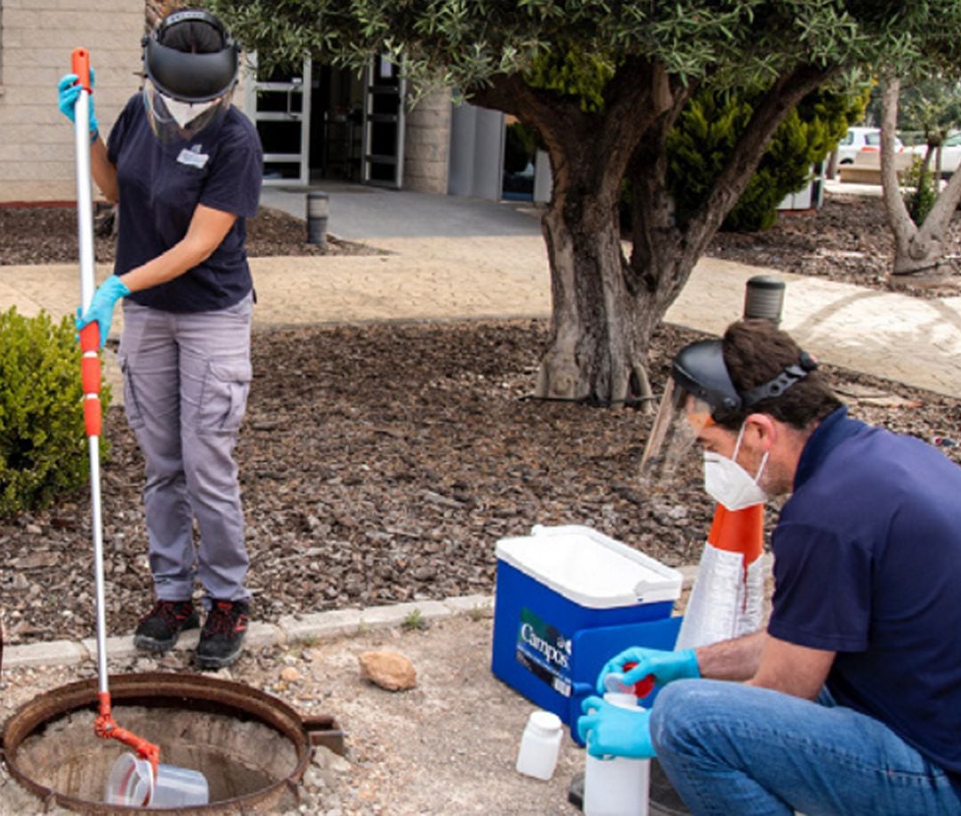 Toma de muestras en alcantarillas de Global Omnium