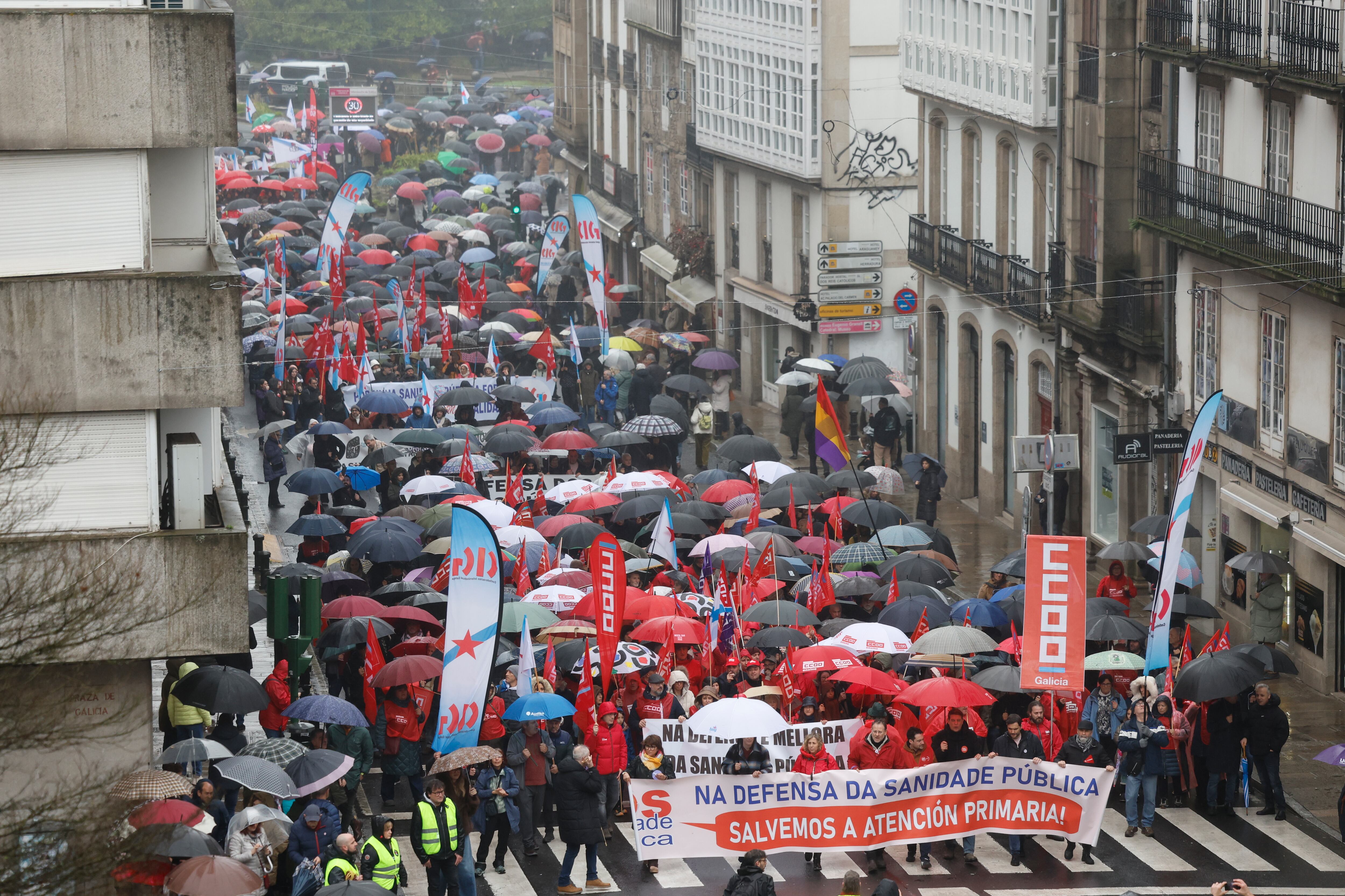 SANTIAGO DE COMPOSTELA, 01/02/2026.- Miles de personas han participado este domingo en la manifestación convocada por la plataforma SOS Sanidade Pública en Santiago de Compostela en defensa del sistema sanitario público y en contra de los "recortes" de la Xunta de Galicia en materia de salud. EFE/ Lavandeira Jr