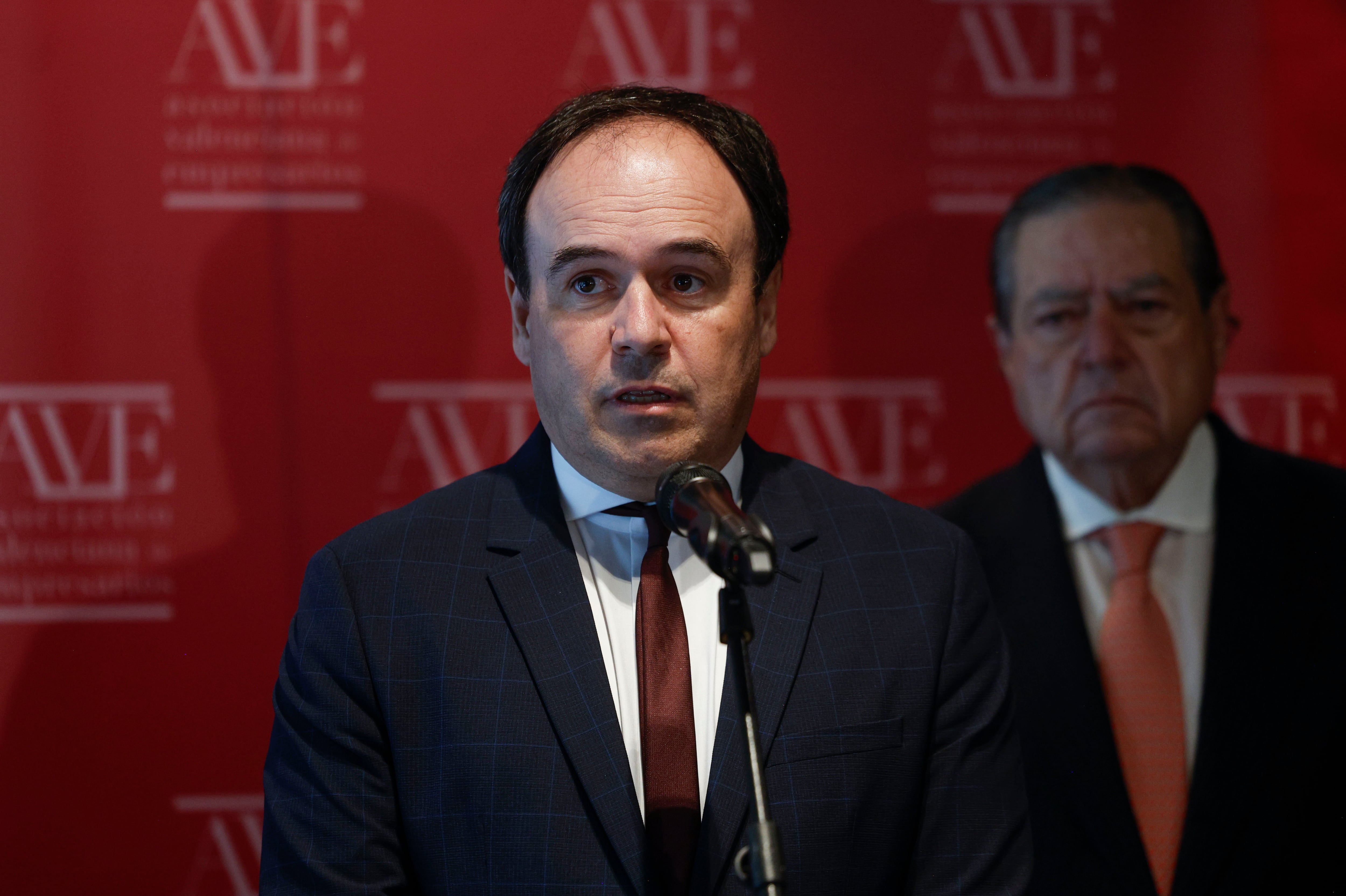 El president de la Generalitat, Juanfran Pérez Llorca (i), que ha asistido este jueves al pleno de la Asociación Valenciana de Empresarios (AVE), durante su comparecencia ante los medios junto al presidente de AVE,Vicente Boluda. 